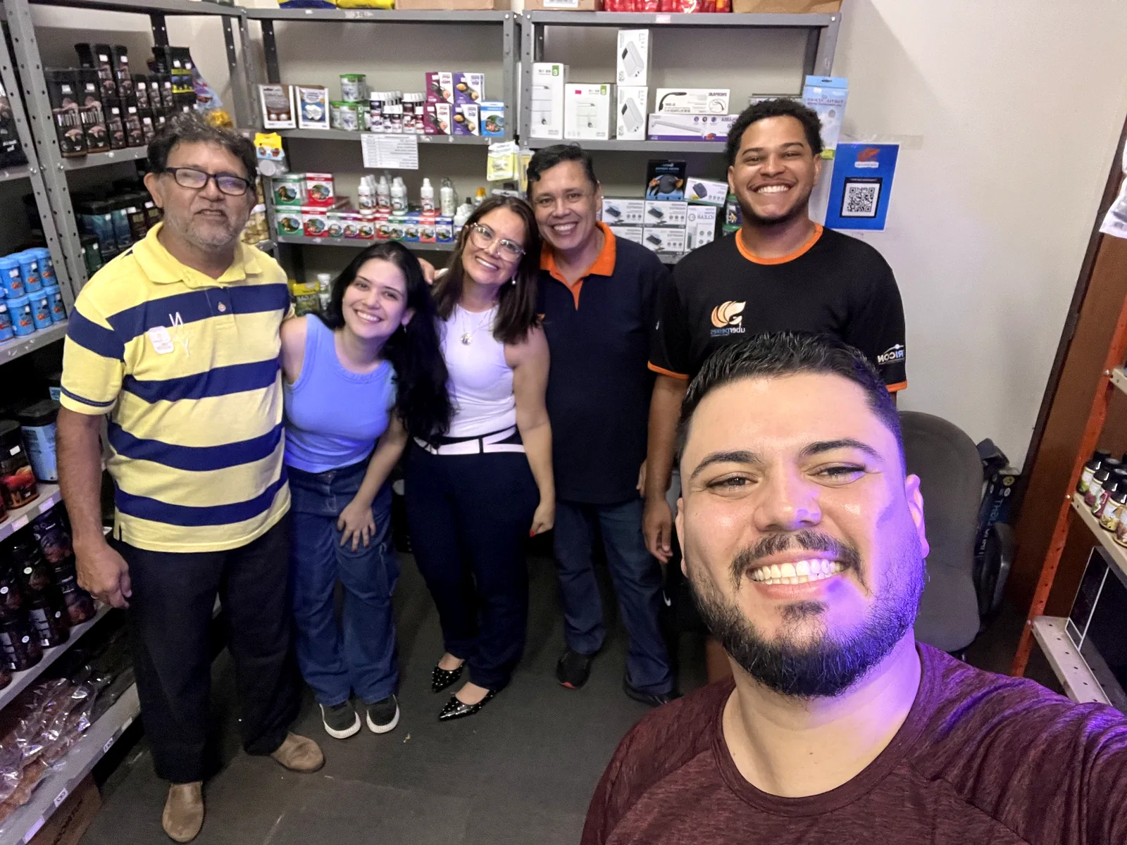 Grupo de pessoas reunido entre as prateleiras de produtos da Uberpeixes